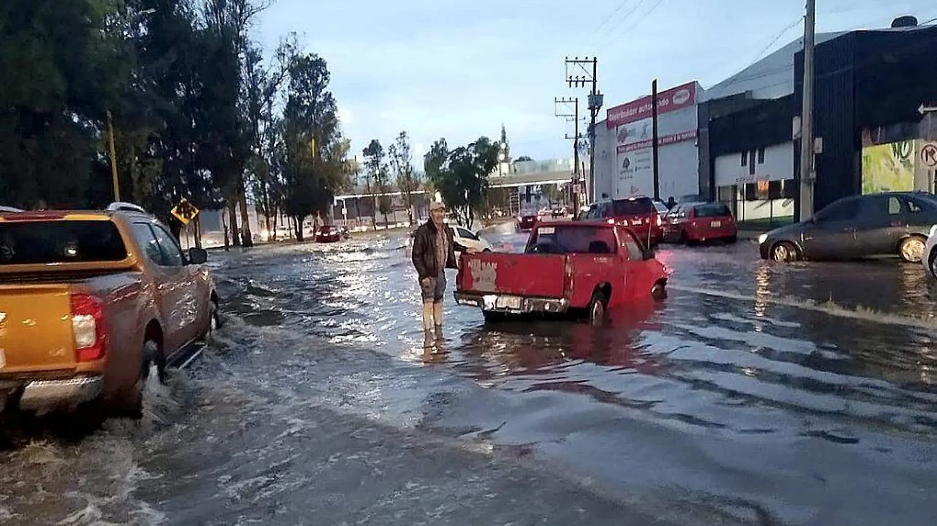 Autos varados por inundaciones